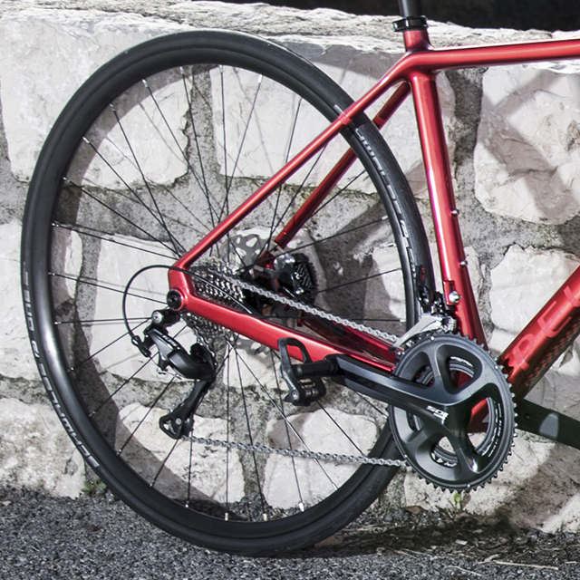 Picture R02 Carbon 105 shimano drivetrain