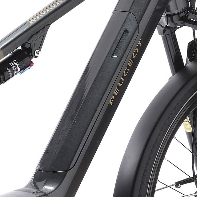 Focus on integrated battery of the eT01 FS Touring Powertube Peugeot bike