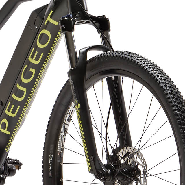 Focus on Suntour suspension fork of the eM03 27.5 Peugeot bike
